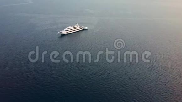 马尔代夫日落时私人游艇游船视频的预览图