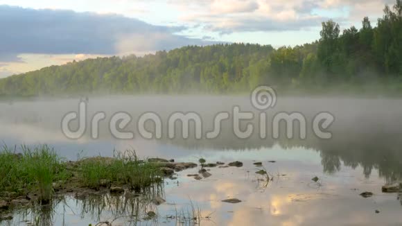 早晨的大自然带着雾映着水的云彩视频的预览图