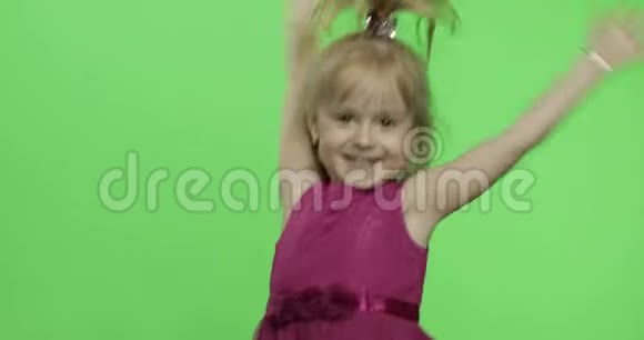 穿紫色衣服的女孩用手挥舞做鬼脸微笑铬键视频的预览图
