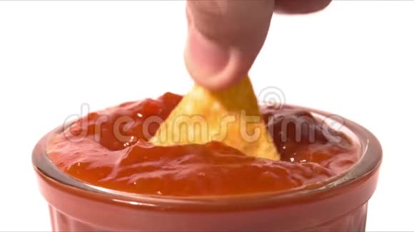 男子将玉米饼片蘸入红辣椒酱特写镜头视频的预览图