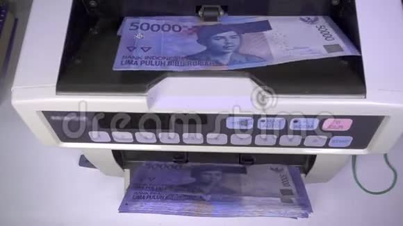 电子货币柜台机正在计算印尼卢比慢运动视频的预览图