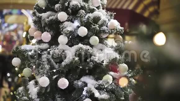 圣诞树上装饰着白色圣诞树玩具的人造雪视频的预览图
