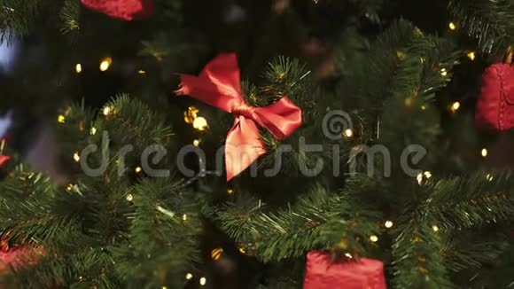 在人造杉树上贴紧彩带和圣诞装饰品视频的预览图