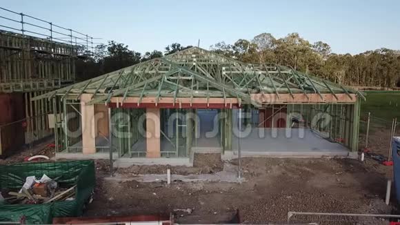 澳大利亚建筑工地屋顶桁架安装视频的预览图