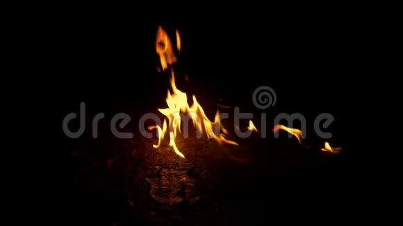 在地面燃烧的火焰合成元素视频的预览图