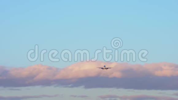 两架飞机在空中飞行在蓝蓝的天空中紫色的橙色云视频的预览图