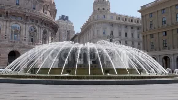 在热那亚老城的4k广场德法拉利1930年代青铜喷泉顶级旅游景点必须为游客看到视频的预览图