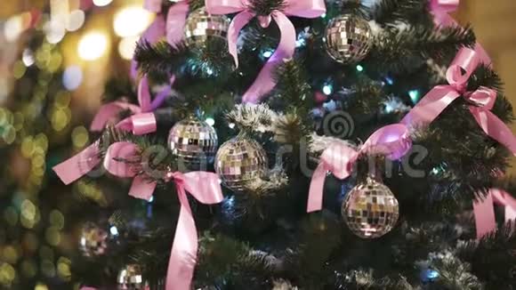 人工圣诞树用银球和丝带装饰人工雪视频的预览图