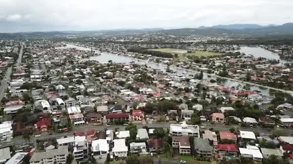 昆士兰州的BurleighWaters从空中俯瞰房屋和水路视频的预览图