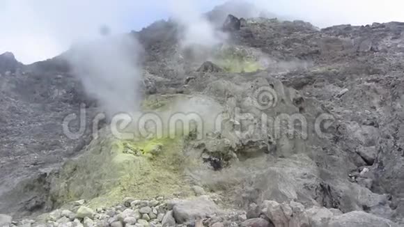 火山蒸汽通风口视频的预览图
