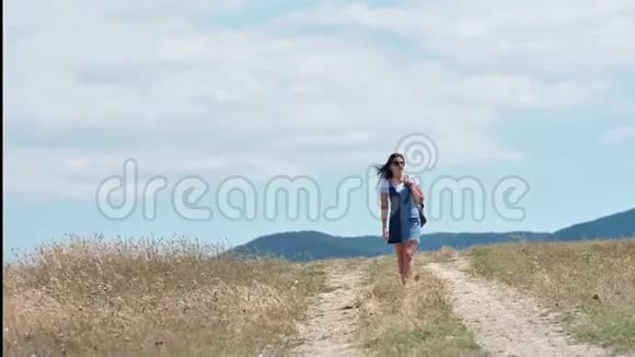 迷人的女性旅行者喜欢在令人惊叹的夏季景观中漫步视频的预览图