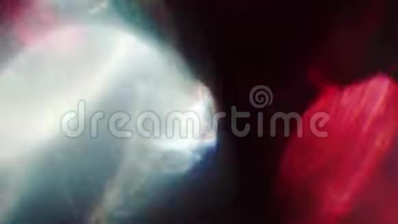 红色和蓝色的混合色调通过破碎的玻璃发挥光视频的预览图