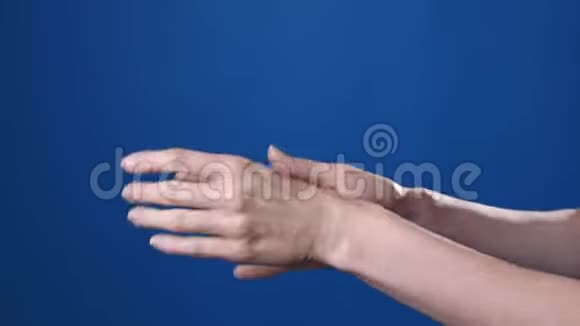 近景女士的双手正在涂手霜护肤水疗双手孤立的女士双手UHD视频的预览图
