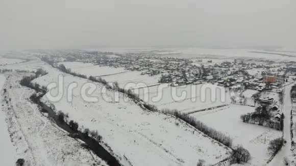 鸟瞰乌克兰村庄冬季时间平稳飞行视频的预览图