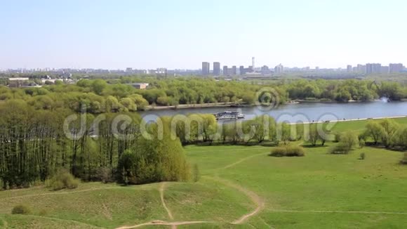 大自然春天从山上到河边的景色视频的预览图