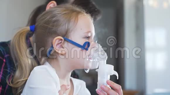 小女孩接受呼吸吸入疗法视频的预览图