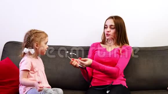 一位母亲和她可爱的女儿在玩医生视频的预览图