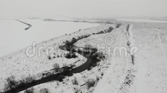 鸟瞰河床冬季乡村乌克兰西部的Tysmenytsya河平稳地向前飞下来视频的预览图