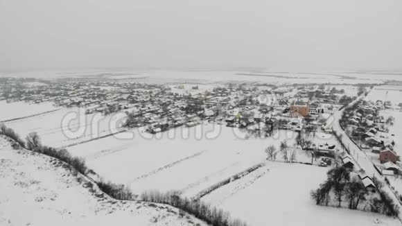 乌克兰西部的传统村落冬季景观农村地区平稳向前飞视频的预览图