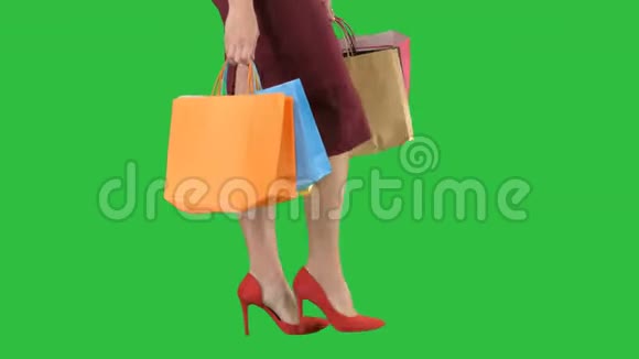 一个绿色屏幕上有购物袋的购物女士的腿Chroma键视频的预览图