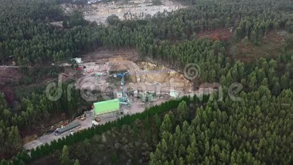 山顶上的石矿开采工业采石场视频的预览图