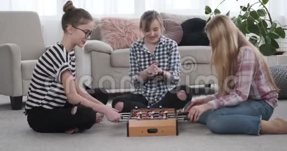 三个女孩在家打足球视频的预览图