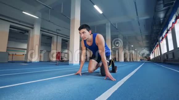 一个有假肢的男人开始在健身房跑步视频的预览图