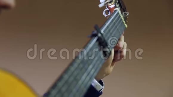 调音和演奏古典西班牙吉他视频的预览图