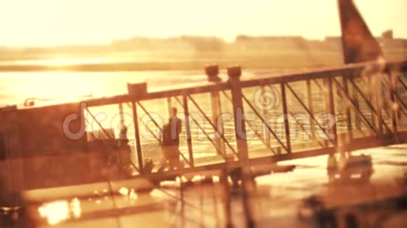在玻璃喷射桥上行走的乘客剪影视频的预览图