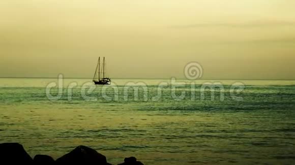 日落时在海上的一艘小游艇总体计划视频的预览图