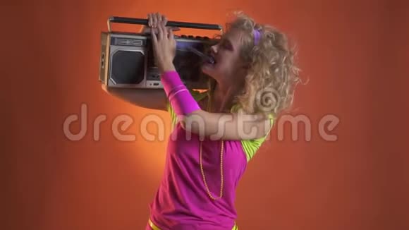 年轻的金发女人把盒式磁带放在她的肩上视频的预览图