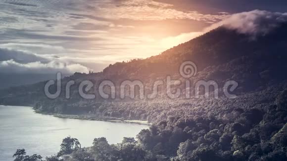 灰云下的高林山达瑙布岩湖视频的预览图