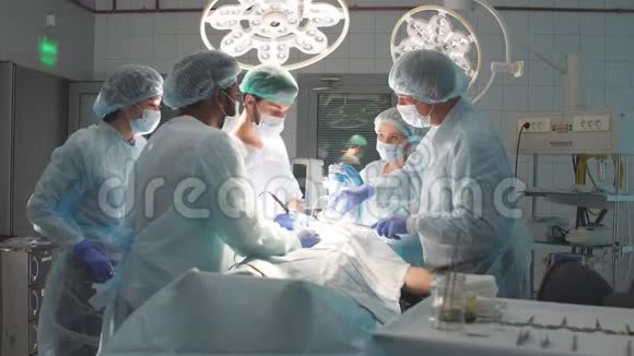 一组执业外科医生和医生观察一位著名外科医生的熟练操作视频的预览图