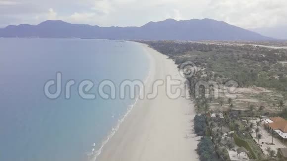 蓝色的海洋和沙滩上的山景景观从飞行无人机美丽的海滨度假酒店和视频的预览图