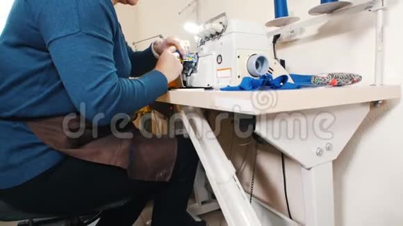 生产缝纫机的成熟女性视频的预览图
