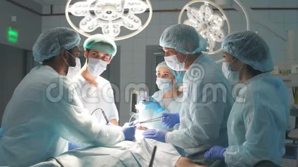 外科医生在医院进行复杂的手术以挽救生命视频的预览图