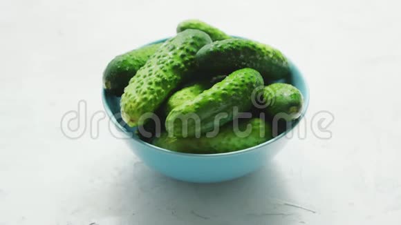 一碗绿色发亮的黄瓜视频的预览图