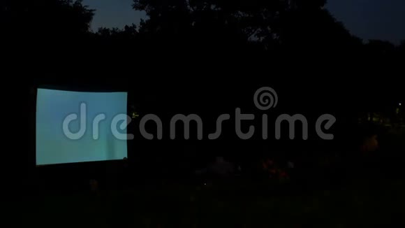 夜间露天投影视频的预览图
