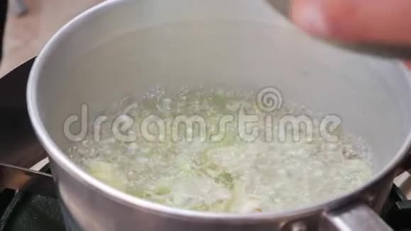柠檬草和生姜放在一壶开水里一步一步煮汤哈盖汤泰国菜特写镜头4k视频的预览图