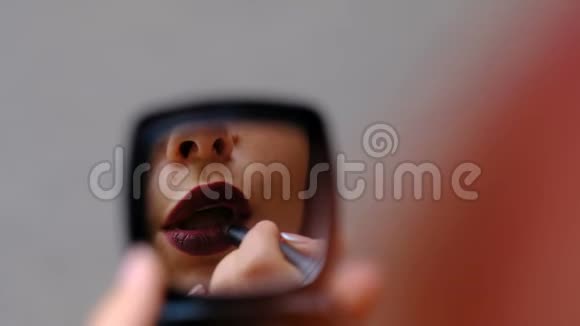女人照镜子涂口红闭上眼睛视频的预览图