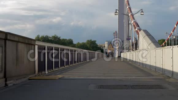 德斯克切尔西桥人行道的透视图视频的预览图