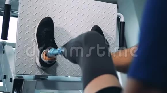 一个有仿生腿的人正在做体育锻炼视频的预览图