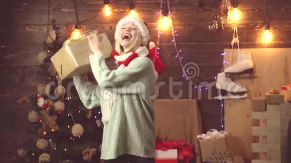 带着圣诞礼物跳舞的女孩带礼品盒的圣诞背景上的疯女人视频的预览图