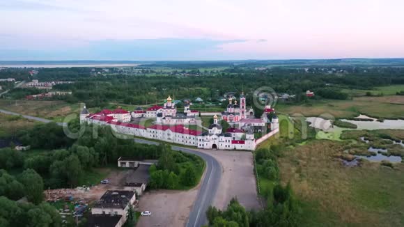 俄罗斯罗斯托夫圣三一塞尔吉乌斯瓦尼茨基修道院的鸟瞰图视频的预览图