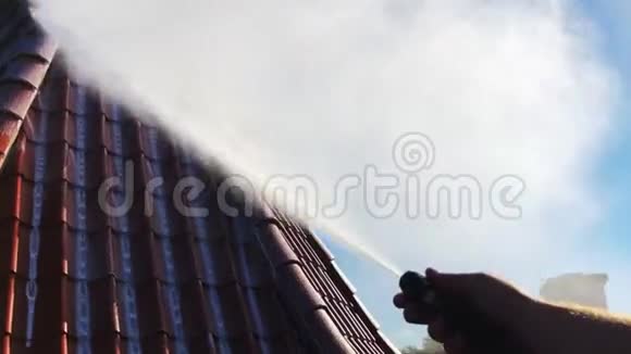 男人打扫房子的屋顶视频的预览图