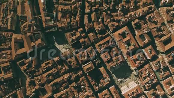 意大利佛罗伦萨狭窄的街道平铺的屋顶和广场的空中俯视图视频的预览图