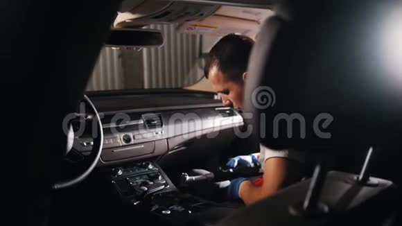 一个人用自动刷子打磨汽车面板视频的预览图