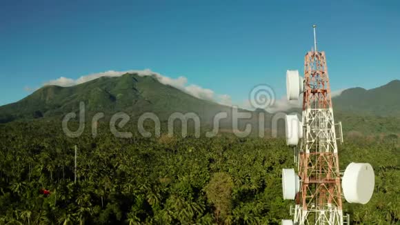菲律宾Camiguin岛的电信塔通信天线有中继器的塔视频的预览图