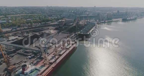 海港散货船的总体计划海港内的推土机空运散装货物的船只视频的预览图