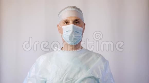 一位戴着医用口罩和手套的医生把手放在一管药丸上病人必须吃药视频的预览图